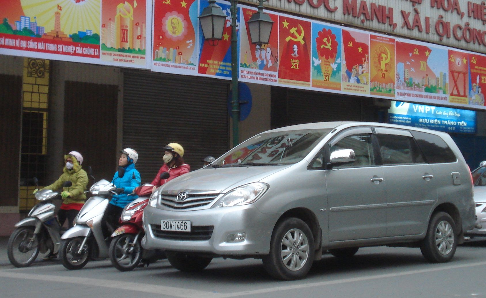 Хошимин трансфер. Toyota Vietnam. Тойота иннова такси Вьетнам. Авто из Вьетнама фото. Vietnam Army Toyota Innova.