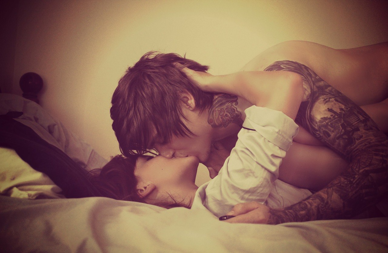 Парень лежит на девушке. Поцелуи в кровати. Парень и девушка в кровати. Мальчик целует мальчика в кровати. Поцелуй лежа.