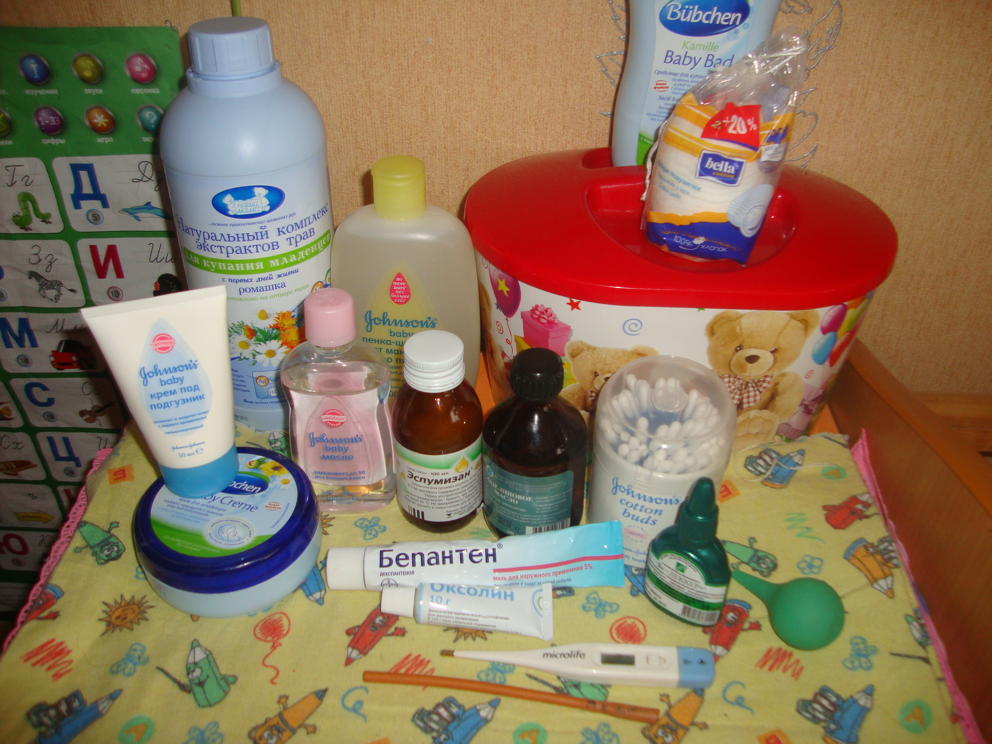 На первое время ребенку летом. Необходимые предметы для новорожденного. Нужные вещи для новорожденных. Детская аптечка для новорожденного. Набор для новорожденного аптечка.